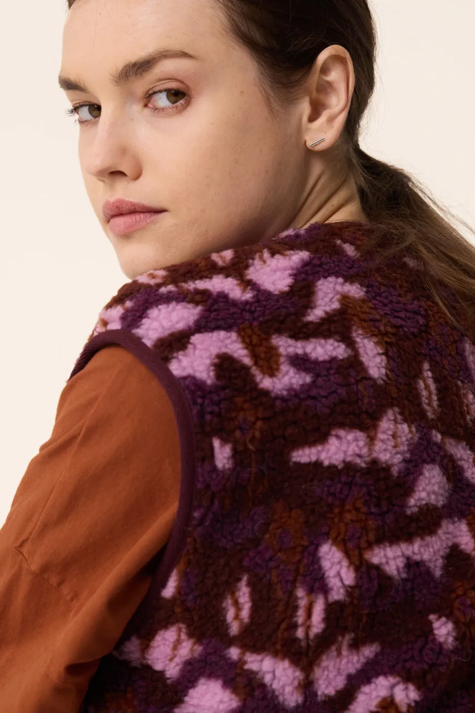 veste_maille_sans_manches_kadi_manitou_bruyere_6.webp Veste maille sans manches Kadi | Des Petit Hauts Discount